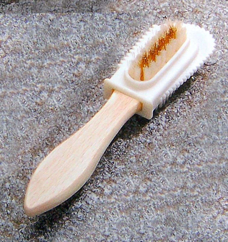 Brosse pour Cuir Velours Manche en Bois -