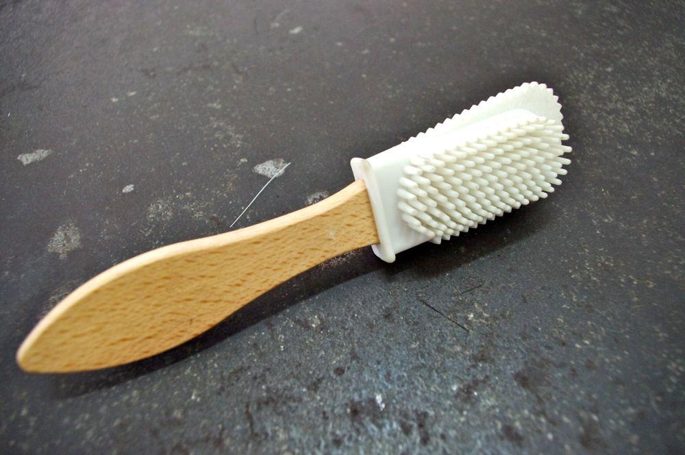 Brosse pour Cuir Velours Manche en Bois -