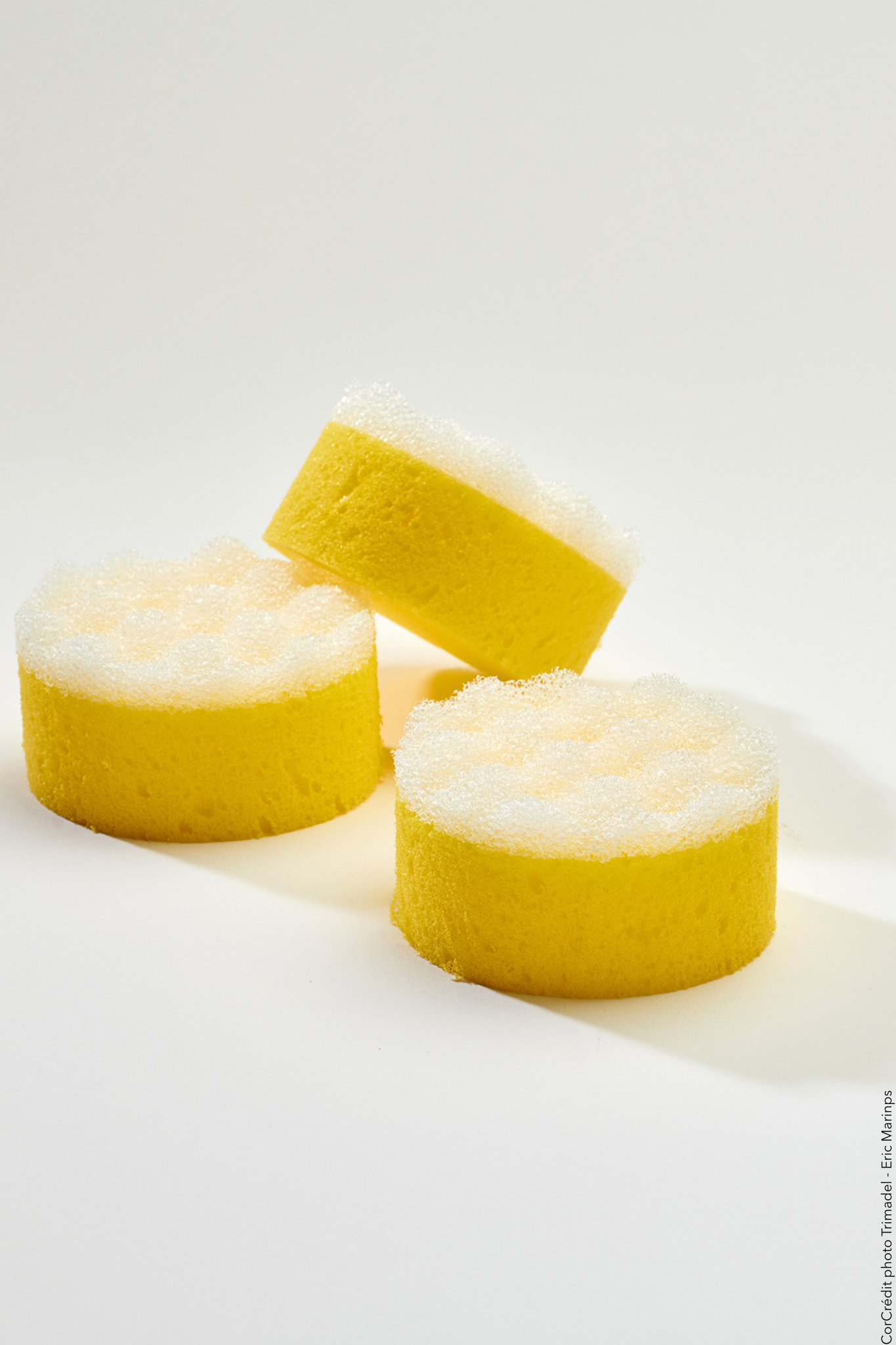 Petite éponge avec grattant spéciale cuir -